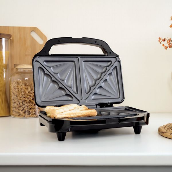 Hamilton Beach Essentials Food Prep Set, 4 in 1 Blender, Deep Fill Sand wich Toaster, 1.8L Slow Cooker - Black